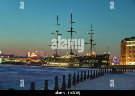 St. Petersburg, Russland - 10. Januar 2016: Winterabend im touristischen Zentrum der Stadt, Blick auf den vereisten Fluss Neva Birzhevoy Brücke und eine Stockfoto