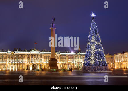 St. Petersburg, Russland - 16. Dezember 2014: Weihnachtsbaum auf dem Schlossplatz, neben Eremitage im Winterpalast und Alexander Column, alle Stockfoto