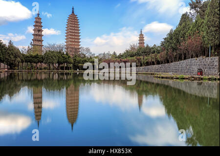 Drei Pagoden des Chongsheng Tempel in der Nähe von Altstadt Dali, Yunnan Provinz, China. Stockfoto