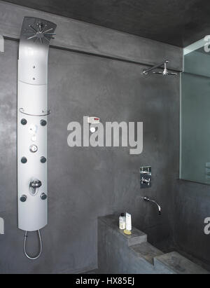 Master-Bad. Panel-Haus, Los Angeles, Vereinigte Staaten von Amerika. Architekt: David Hertz, 2006. Stockfoto