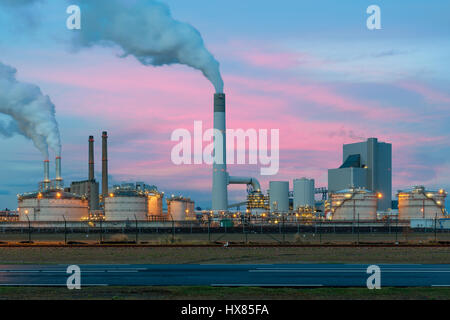 Rauchentwicklung aus Fabrik Rohre der Ölraffinerie in Nacht, Niederlande. Emission-Umgebung von Öl-Raffinerie. Stockfoto