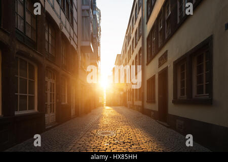 Blick auf die Altstadt Stadt mit Stein Straße in Europa im schönen Abendlicht bei Sonnenuntergang. Stockfoto