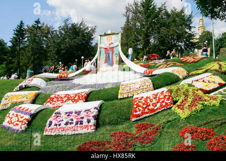 Ukraine, Kiew, 25. August 2010. Florale Ausstellung. Blumenschmuck in der ukrainischen Stil Stockfoto