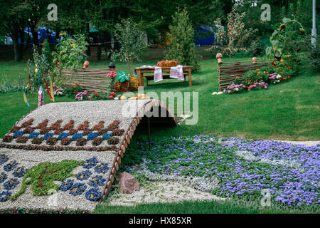 Ukraine, Kiew, 25. August 2010. Florale Ausstellung. Blumenschmuck in der ukrainischen Stil Stockfoto