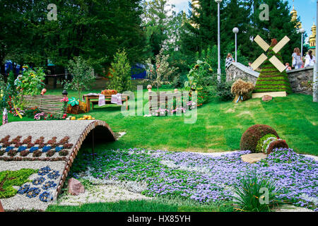 Ukraine, Kiew, 25. August 2010. Florale Ausstellung. Blumenschmuck in der ukrainischen Stil Stockfoto