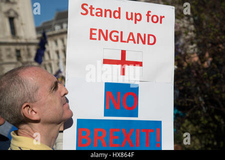 London UK 25 März 2017 ein Mann hält ein Plakat im Parlament Platz während eines anti-Brexit, pro-Europäische Union (EU) März in Central London. Stockfoto