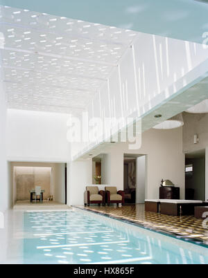 Innenansicht des Wohnzimmers mit Pool in den ehemaligen Innenhof. Casa Delpin, San Juan, Puerto Rico. Architekt: Nataniel Fuster, 2006. Stockfoto