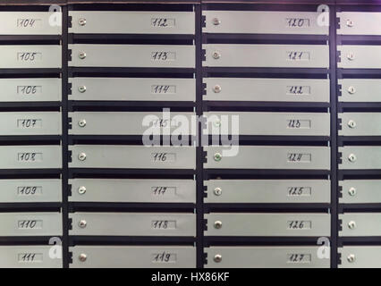Graue Postfächer in einem Wohnblock, close-up. Stockfoto