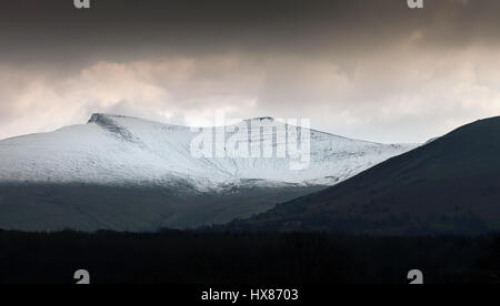 Der schneebedeckte Gipfel des Pen y Fan und Mais Du auf den Brecon Beacons, die höchsten Gipfel in Südwales. Stockfoto