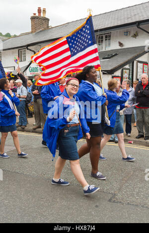 Zwei jungen amerikanischen Künstler, die die US-Flagge in der Street Parade zu Beginn der jährlichen Internationalen Eisteddfod in Llangollen Wales Stockfoto