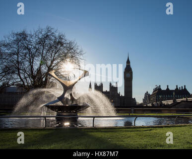 Drehenden Torsion Brunnen vor St. Thomas Hospital, London, UK mit den Houses of Parliament im Hintergrund Stockfoto