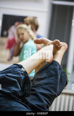 auf den Kopf Bein auf dem Hintergrund mit Bewegungsunschärfe Cople Tänzer Stockfoto