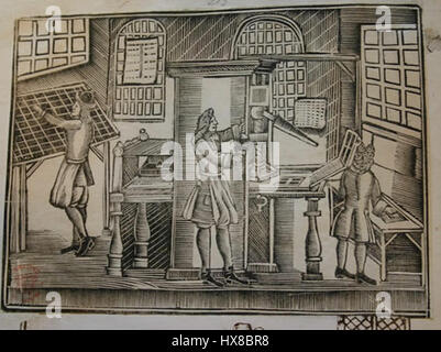 Dieser Holzschnitt aus einer Druckerwerkstatt aus dem 18. Jahrhundert veranschaulicht den Prozess der Druckherstellung in dieser Zeit. Das Stück zeigt die komplizierten Techniken des frühen Druckens und die detailreiche Handwerkskunst bei der Herstellung von Drucksachen. Stockfoto