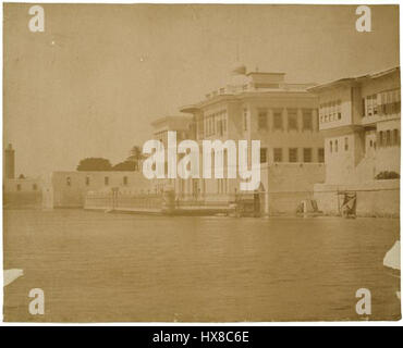 Der RAS el Tin Palace ist ein historischer Palast in Alexandria, Ägypten. Im 19. Jahrhundert erbaut, diente es als königliche Residenz und wurde später als Regierungsgebäude genutzt. Die Architektur verbindet europäische und ägyptische Stile und spiegelt das kulturelle Erbe Ägyptens in dieser Zeit wider. Stockfoto