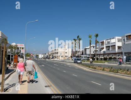 Grab von der Kings Road in Paphos, Zypern. Die neue Straße von Kato Paphos im Westen und Coral Bay wurde auf zweispurigen 2016/17 aufgerüstet. Stockfoto