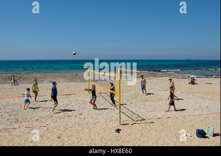 Touristen am städtischen Strand, Kato Paphos, Paphos, Zypern Volleyball spielen. Stockfoto