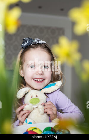 Nettes Kind mit Ostereiern und Plüsch Hase lächelnd. Ostern. Ostern, Urlaub und Kind Konzept Stockfoto