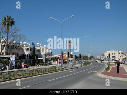 Grab von der Kings Road in Paphos, Zypern. Die neue Straße von Kato Paphos im Westen und Coral Bay wurde auf zweispurigen 2016/17 aufgerüstet. Stockfoto