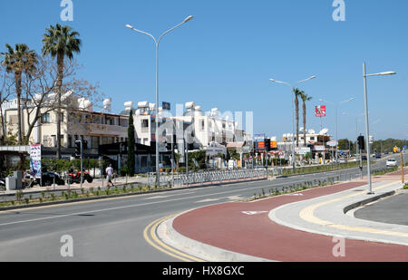 Grab von der Kings Road in Paphos, Zypern. Die neue Straße von Kato Paphos im Westen und Coral Bay wurde auf zweispurigen 2016/17 aufgerüstet. Stockfoto