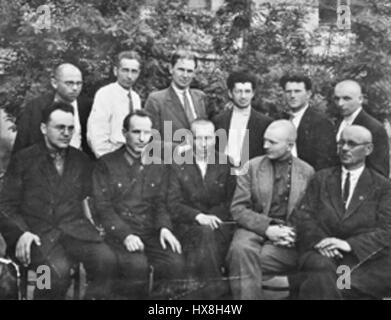 Der russische Titel übersetzt „Gute Trocknung und andere Ausdrücke aus der englischen Sprache“. Es handelt sich um eine sprachliche Arbeit, die sich mit idiomatischen Ausdrücken und ihren Bedeutungen im Englischen befasst und kulturelle und sprachliche Einblicke bietet. Stockfoto