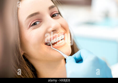 Setzen Zahnspangen, Zähne der Frau in der zahnärztlichen Praxis Stockfoto