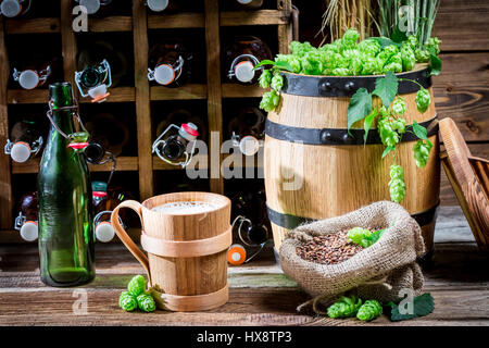 Bier, serviert in einem hölzernen Becher im Keller Stockfoto
