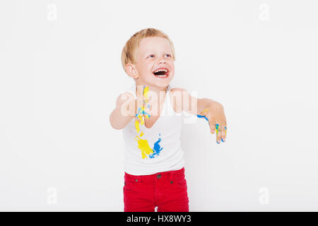 Junge mit Händen gemalt in bunten Farben bereit, Hand zu machen druckt. Schule. Vorschule. Bildung. Kreativität. Studio-Porträt auf weißem Hintergrund Stockfoto