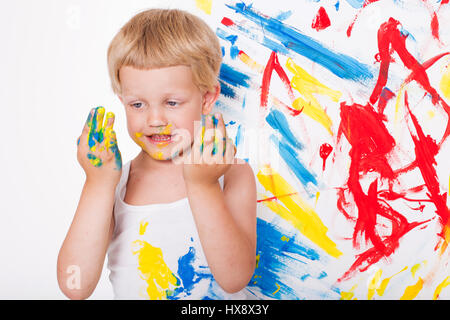 Porträt von ein wenig chaotisch Kind Maler. Schule. Vorschule. Bildung. Kreativität. Studio-Porträt auf weißem Hintergrund Stockfoto