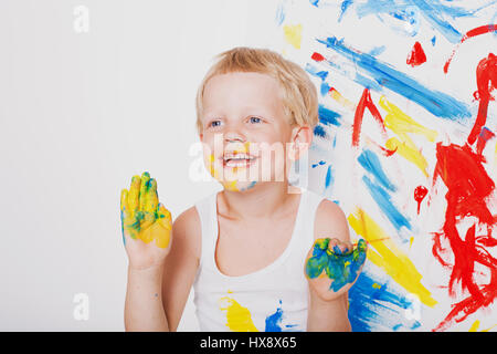 Porträt von ein wenig chaotisch Kind Maler. Schule. Vorschule. Bildung. Kreativität. Studio-Porträt auf weißem Hintergrund Stockfoto