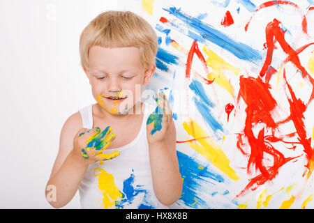 Porträt von ein wenig chaotisch Kind Maler. Schule. Vorschule. Bildung. Kreativität. Studio-Porträt auf weißem Hintergrund Stockfoto