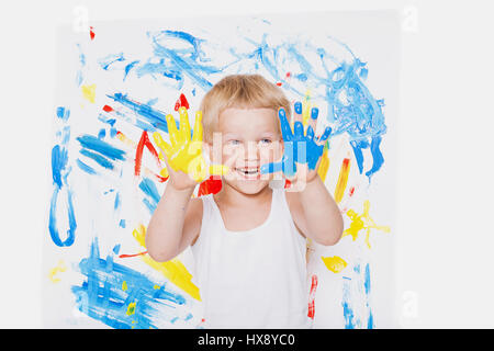 Porträt von ein wenig chaotisch Kind Maler. Schule. Vorschule. Bildung. Kreativität. Studio-Porträt auf weißem Hintergrund Stockfoto