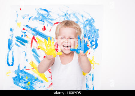 Porträt von ein wenig chaotisch Kind Maler. Schule. Vorschule. Bildung. Kreativität. Studio-Porträt auf weißem Hintergrund Stockfoto