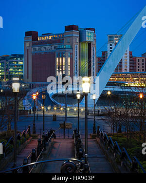 Eine Dämmerung Ansicht des BALTIC Centre for Contemporary Arts & Gateshead Millennium Bridge aus Newcastle Quayside, Tyne & Verschleiß, England, Vereinigtes Königreich Stockfoto