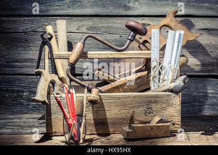 Vintage Tischlerwerkzeuge auf alten Holztisch Stockfoto