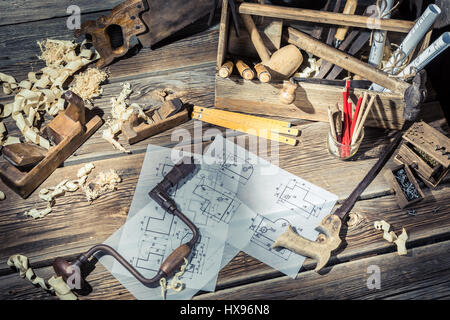Vintage Holz Tischler Zeichnung Schreibtisch auf alten Holztisch Stockfoto