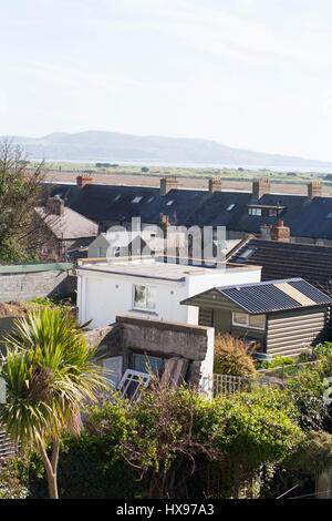 Ein Blick auf die Rückseite Gärten, Dächer von Haus, auf den Ozean, Howth, Dublin Bay, Clontarf, Irland Stockfoto