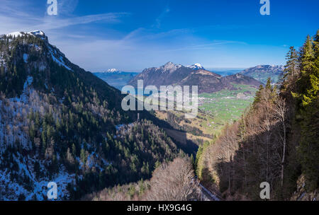 Panoramasicht auf die Rigi-Gebirge und die Stadt der Brunnen unter ihm. Kanton Schwyz, Zentralschweiz. Stockfoto