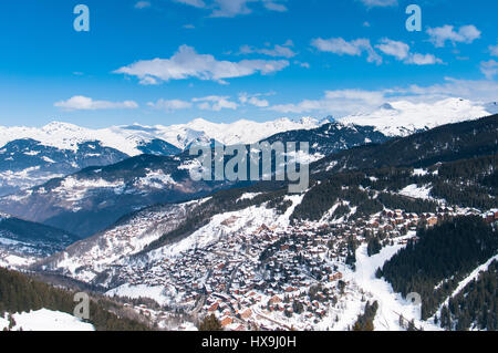 Winter Schnee deckt das Skigebiet Meribel und die umliegenden Alpen im Sonnenlicht, Frankreich Stockfoto