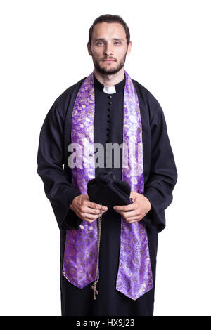 Porträt des jungen Priesters. Studioportrait isoliert auf weißem Hintergrund Stockfoto