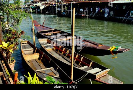 Amphawa, Thailand - 17. Dezember 2010: Vertäut flach-Boden aus Holz Hersteller Booten auf dem Mae Klong-Kanal in Amphawa Floating Market Stockfoto