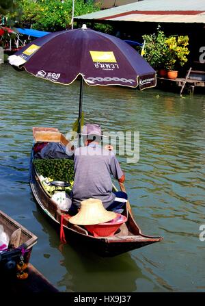 Amphawa, Thailand - 17. Dezember 2010: Anbieter steuert seine kleinen Holzboot mit Früchte entlang des Mae Klong Flusses in Amphawa Floating Marke gefüllt Stockfoto