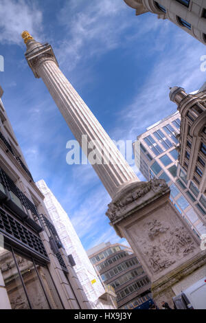 Das Denkmal für den großen Brand von London zwischen 1671 und 1677 erbaut. Es steht an der Kreuzung der Straße Denkmal und Fish Street Hill in der Stadt-OL Stockfoto