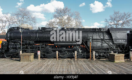 Panoramablick auf eine Baldwin Locomotive Works 2925 Santa Fe parkte am Old Sacramento State Historic Park, von der Seite gesehen Stockfoto