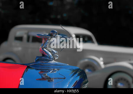 Selektiven Fokus auf die Kühlerfigur 1930 Pierce-Arrow B Club Limousine Stockfoto