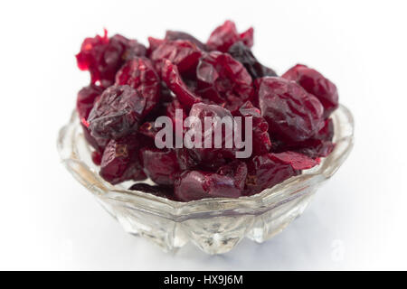 Getrocknete Cranberries in eine Glasschüssel, Isolated on White. Stockfoto