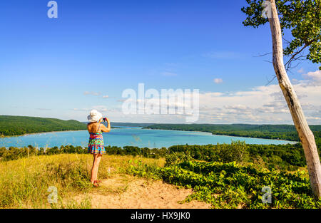 Frau nimmt Bilder an schlafen Bear Dunes National Lakeshore in Nord-Michigan Stockfoto