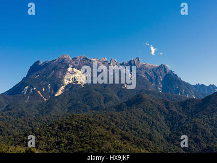 Blauer Himmel Landschaft des Mount Kinabalu in Sabah, Borneo, Malaysia schön. Stockfoto