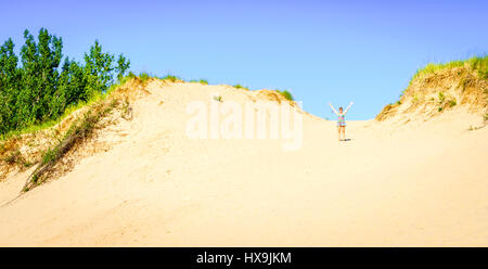 Glückliche Frau in Sleeping Bear Dünen in Nord-Michigan Stockfoto