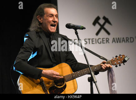 Dortmund, Deutschland. 25. März 2017. Alber Hammond Musiker singt bei den "Steiger Awards" in Dortmund, Deutschland, 25. März 2017. Foto: Henning Kaiser/Dpa/Alamy Live News Stockfoto