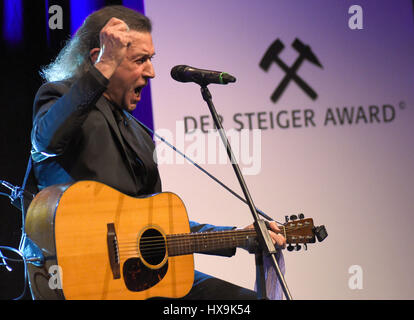 Dortmund, Deutschland. 25. März 2017. Alber Hammond Musiker singt bei den "Steiger Awards" in Dortmund, Deutschland, 25. März 2017. Foto: Henning Kaiser/Dpa/Alamy Live News Stockfoto